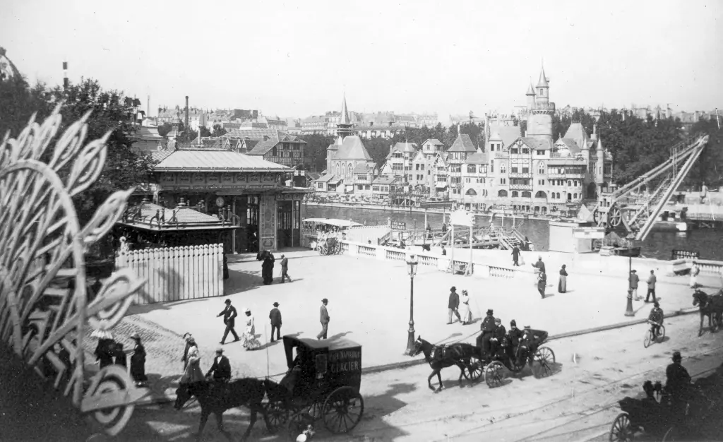 La station du Pont de l'Alma pendant l'Exposition universelle de 1900 