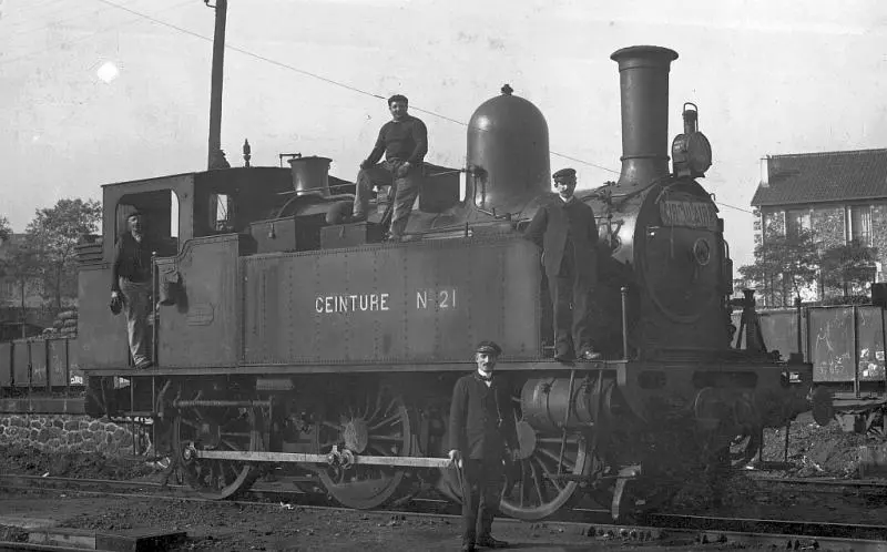 La locomotive à vapeur n°21 de la Ceinture, au dépôt-relais de la Glacière-Gentilly. 