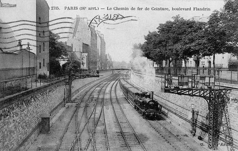 Un train au départ de la station de l'Avenue du Bois de Boulogne 