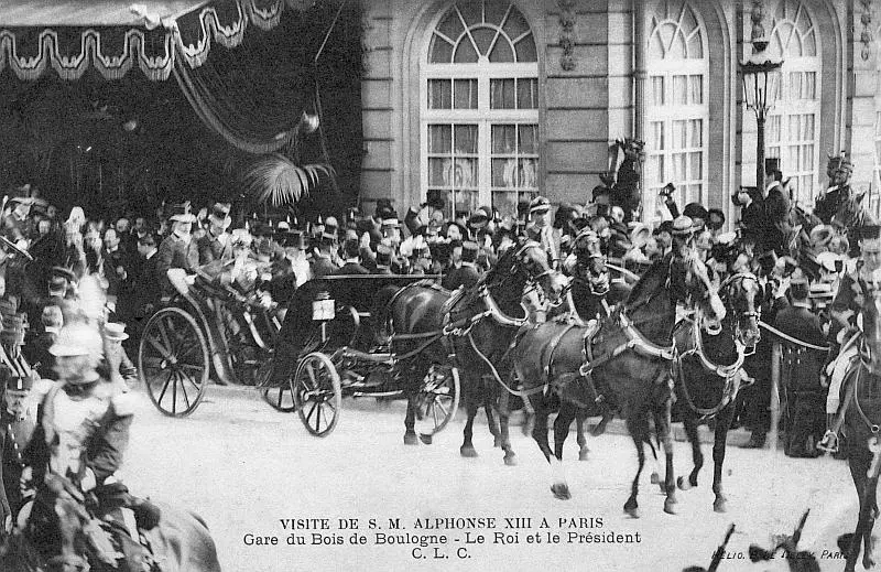 Arrivée du Roi d'Espagne à la station de l'Avenue du Bois de Boulogne 