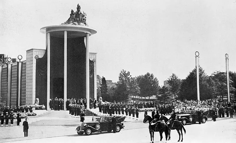La station de l'Avenue du Bois de Boulogne transformée et pavoisée pour l'arrivée des souverains britanniques à Paris, le 19 juillet 1938 