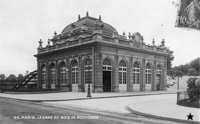 Le bâtiment des voyageurs de la station de l'Avenue du Bois de Boulogne 
