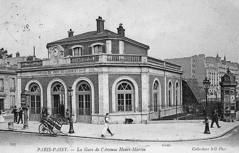 Façade de la gare de l'Avenue Henri Martin. 