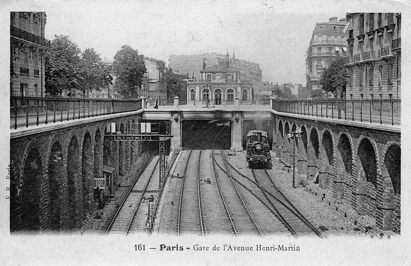 Un train au départ de la gare de l'Avenue Henri Martin.