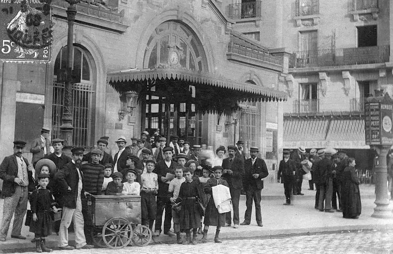 Façade de la gare de l'Avenue de Saint-Ouen.