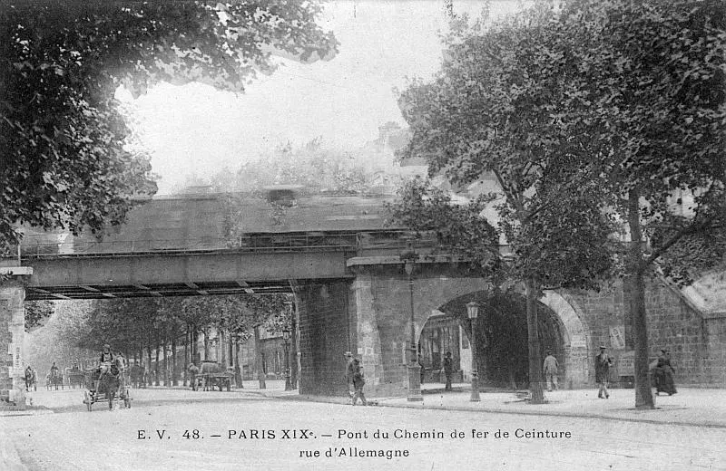 Passage d'un train sur le pont de la Petite Ceinture sur l'Avenue Jean-Jaurès. 