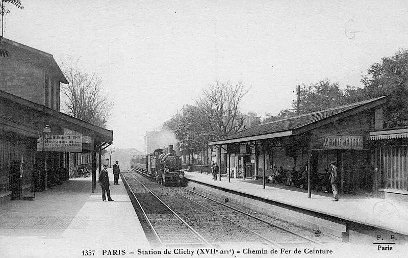Train à la station de l'Avenue de Clichy 