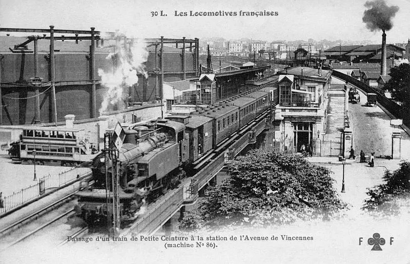 Un train franchit le pont de la Petite Ceinture sur le Cours de Vincennes. 