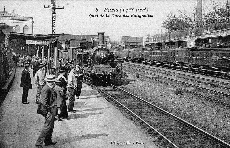 Un train venant d'Auteuil arrive à la gare des Batignolles. 
