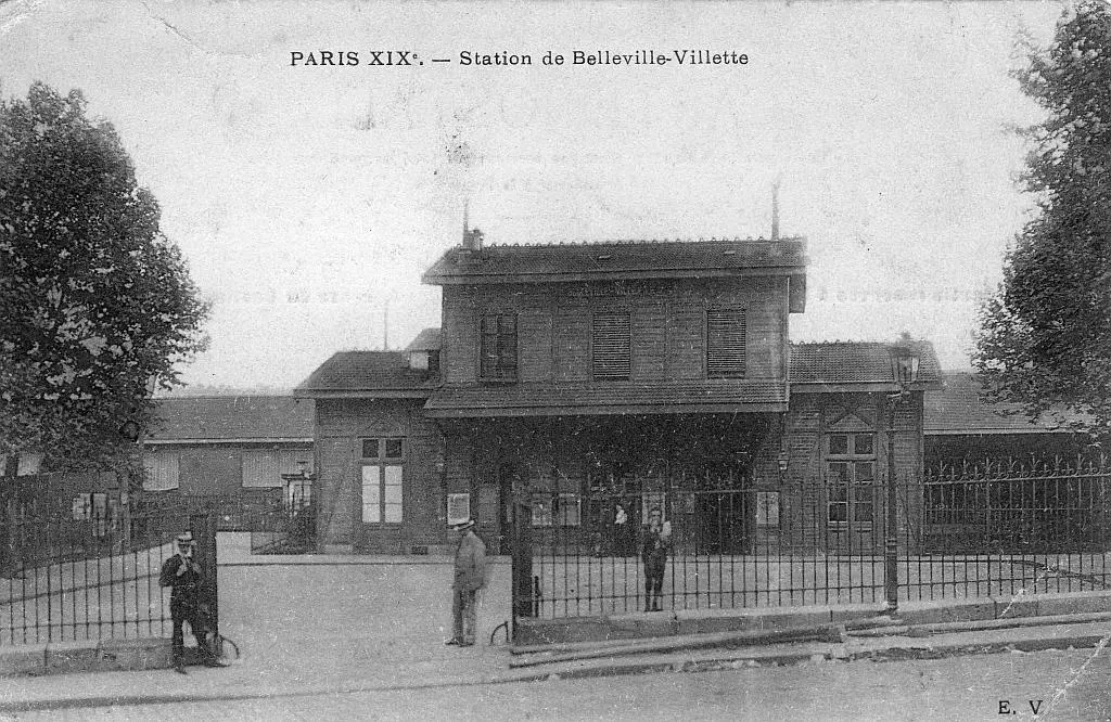 Façade du bâtiment des voyageurs de la station Belleville-Villette 