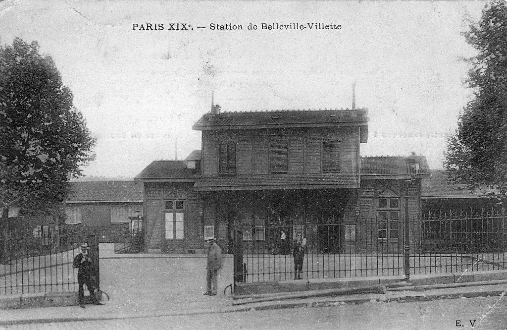 Façade du bâtiment des voyageurs de la station Belleville-Villette