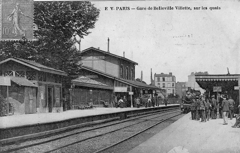 Un train arrive à la station Belleville-Villette