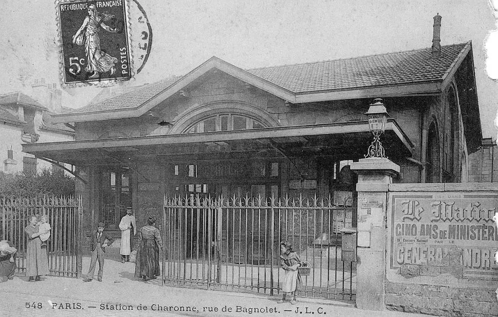 Façade de la station Charonne