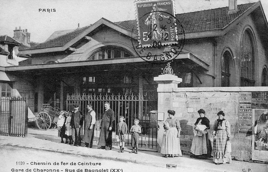 Un groupe de personnes devant la station Charonne