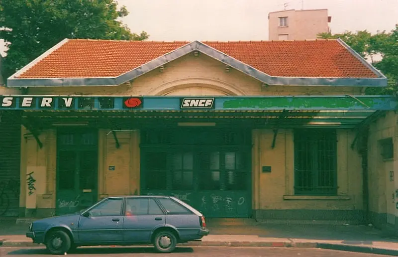 Le bâtiment des voyageurs de la station Charonne en 1990