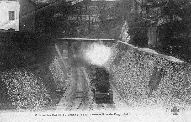 Un train de marchandises sort du tunnel de Charonne du côté de la rue de Bagnolet