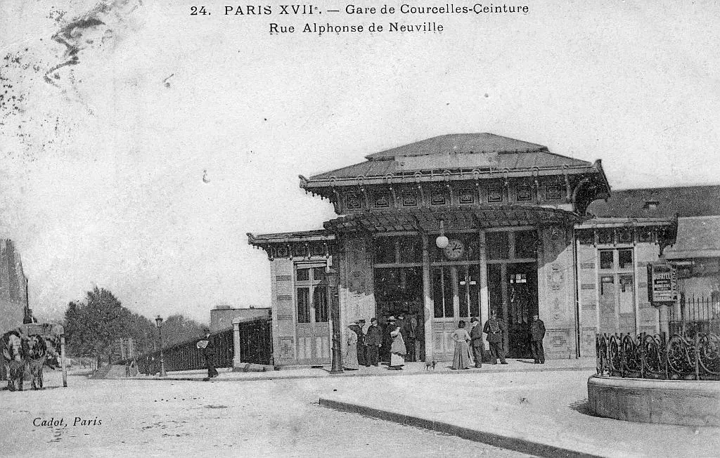 La station et la rue Verniquet qui longe la tranchée du chemin de fer de Ceinture.