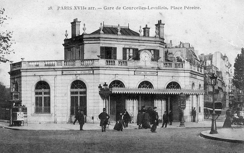 Vue générale du bâtiment des voyageurs de la station Courcelles-Levallois