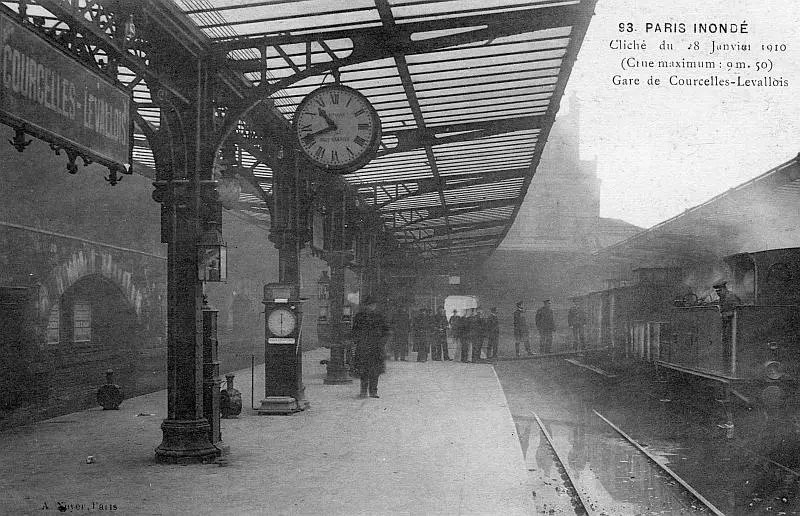 Les voies de la station Courcelles-Levallois inondés pendant la crue de la Seine de 1910 