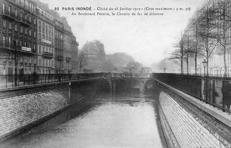 Tranchée du Boulevard Pereire inondée pendant la crue de la Seine de 1910 