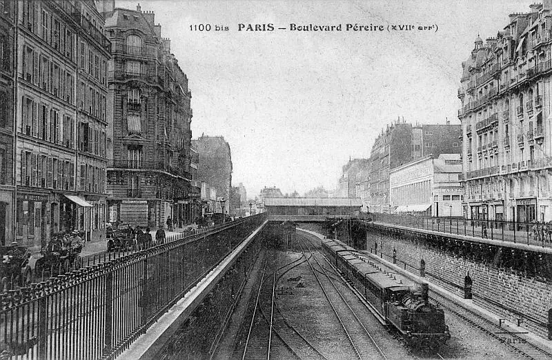 Un train du service de la ligne d'Auetuil dans la tranchée du Boulevard Pereire
