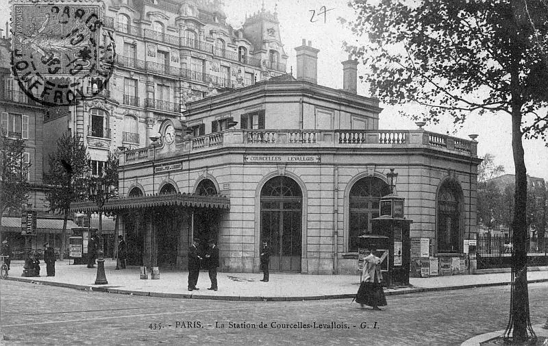 Gros plan sur le bâtiment des voyageurs de la station Courcelles-Levallois