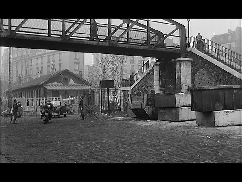 La passerelle de la place de Rungis (extrait du film Le Train). 