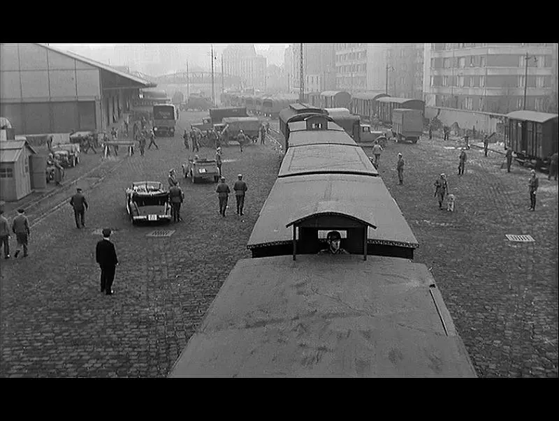 La gare aux marchandises du côté de la place de Rungis (extrait du film Le Train). 