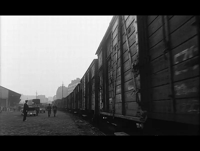 Un train de marchandises dans la gare de la Glacière-Gentilly (extrait du film Le Train). 