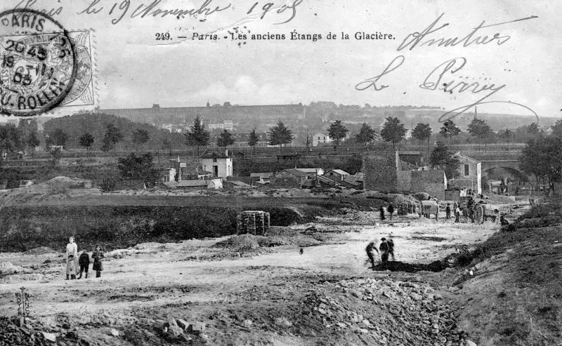 Les étangs de la Glacière en cours de remblaiement à la Poterne des Peupliers.