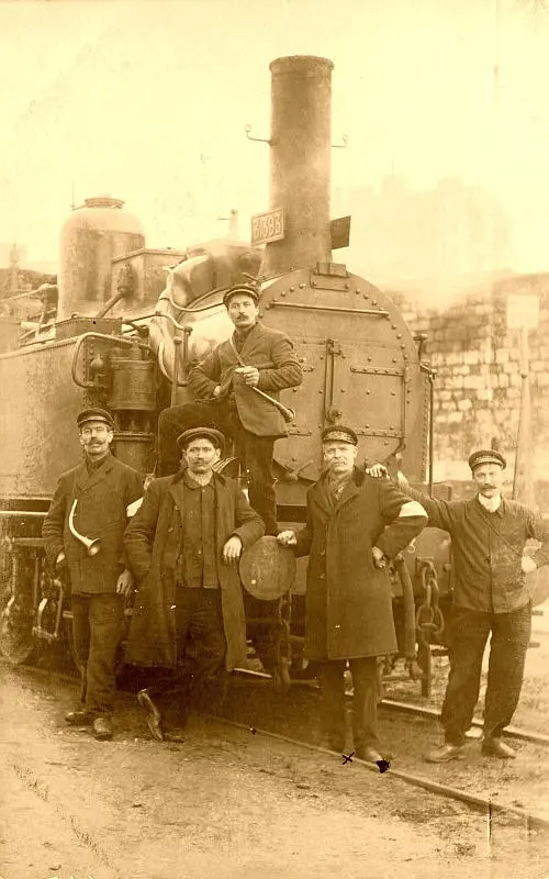 Cheminots de la Compagnie du Nord devant une locomotive. 