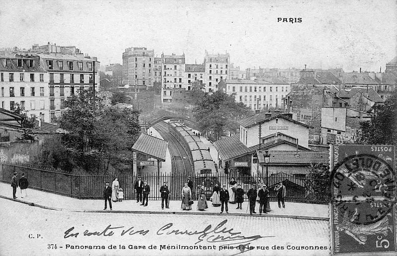 La station Ménilmontant vue depuis la rue des Couronnes 