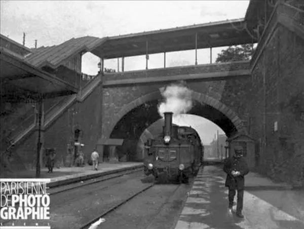 Locomotive en gare de Ouest-Ceinture, avant 1900. RV-230120 © Roger-Viollet 
