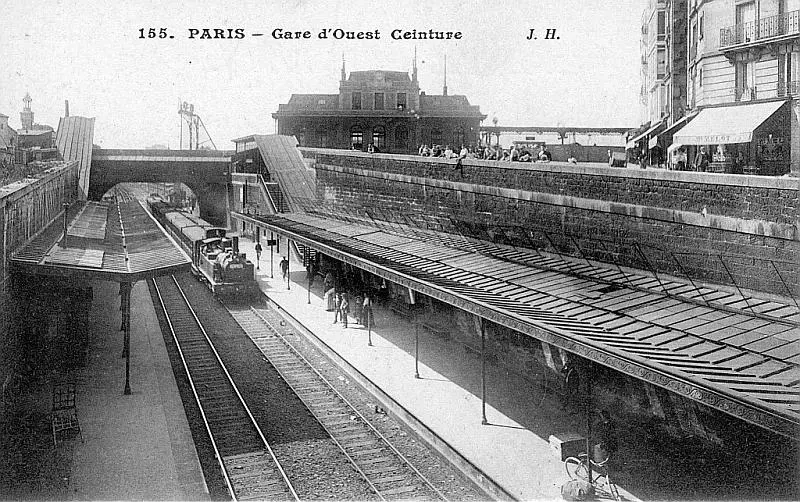 Un train circulaire, tiré par une locomotive 030T, à l'arrivée dans la gare de l'Ouest-Ceinture. 