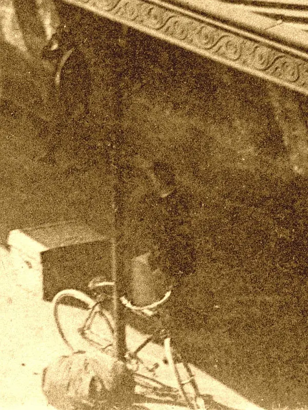 Un agent du chemin de fer de Ceinture s'apprête à charger des bagages et un vélo dans le fourgon du train.