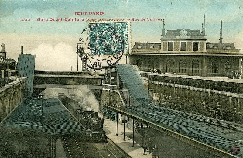 Un train circulaire à l'arrivée dans la gare de l'Ouest-Ceinture.