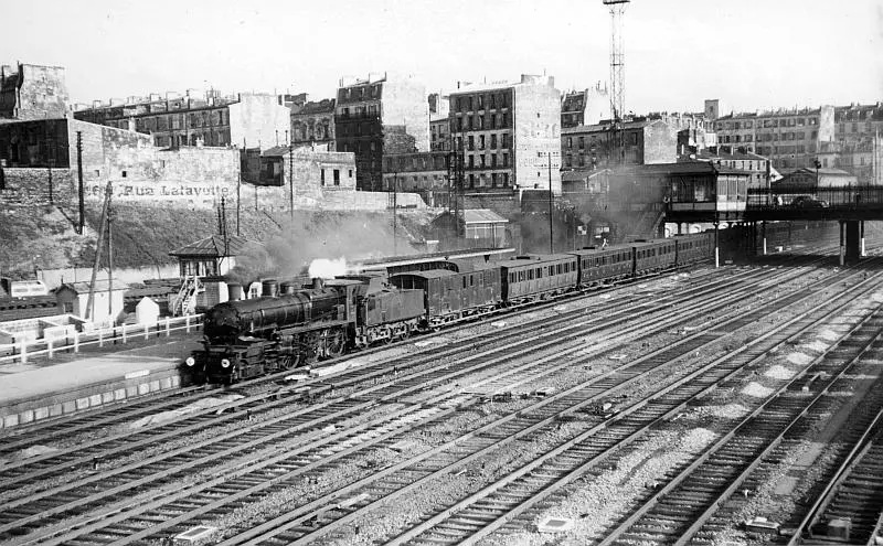 Un train allant de Paris-Nord à Crépy en Valois passe à la hauteur de la station Pont Marcadet en 1948