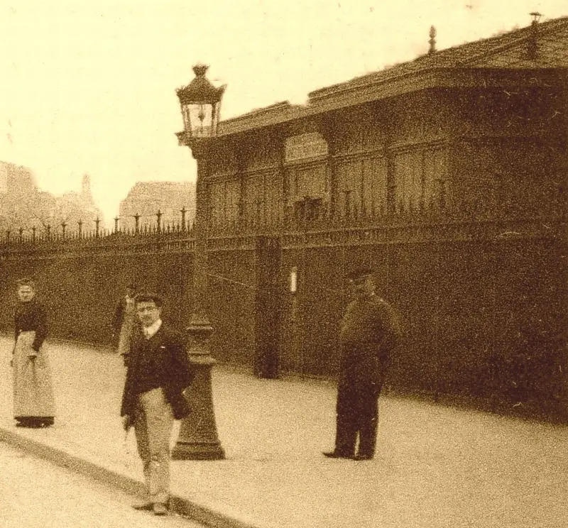 Entrée de la station Pont Marcadet. 