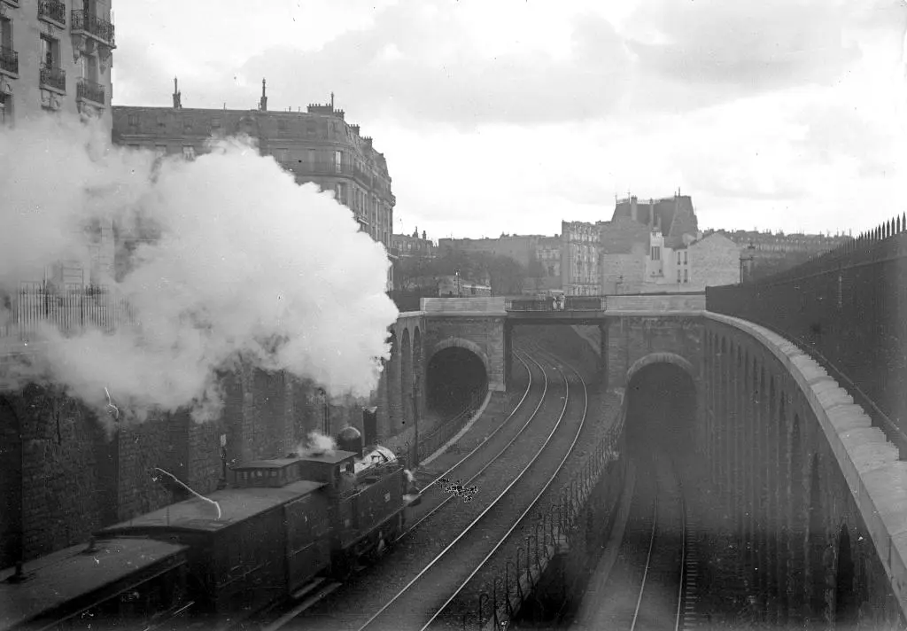 Un train venant de la gare de l'Avenue Henri Martin file vers Passy. 