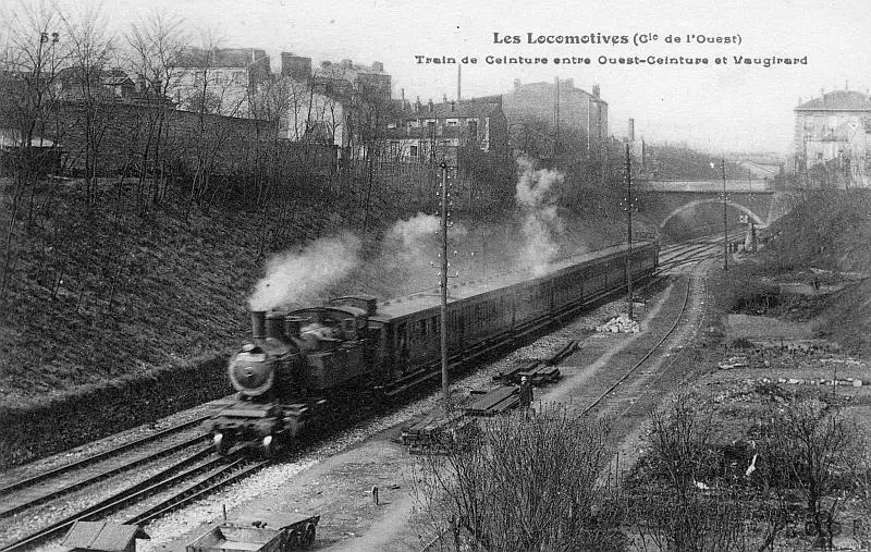 Un train passe à la hauteur du raccordement de Vaugirard.