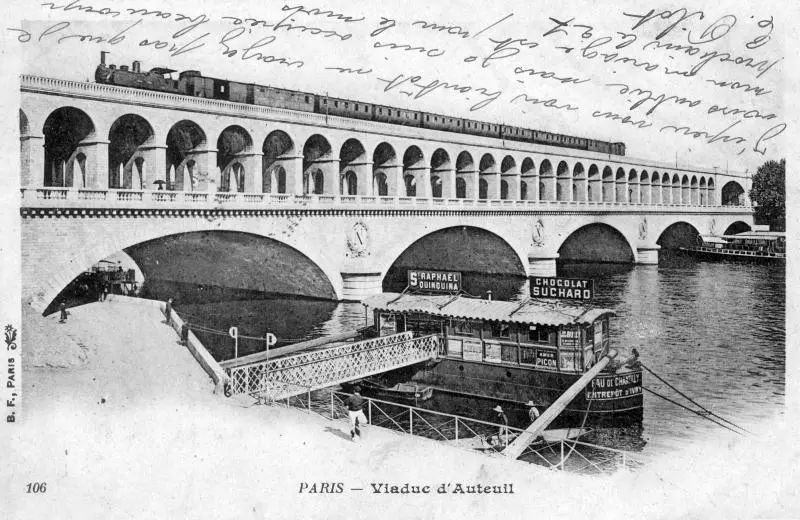 Train circulaire composé de matériel de la Compagnie du Nord traversant la Seine sur le pont-viaduc du Point du Jour