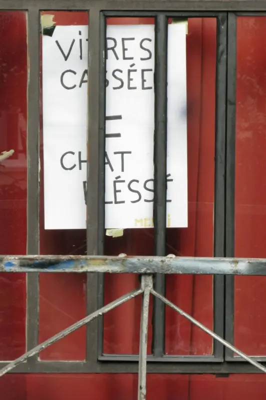 Affiche posée sur une vitre brisée le long de la Petite Ceinture