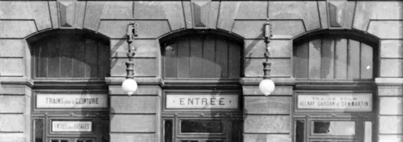 Entrée du bâtiment annexe de la gare de Paris-Nord consacré au service de la Petite Ceinture