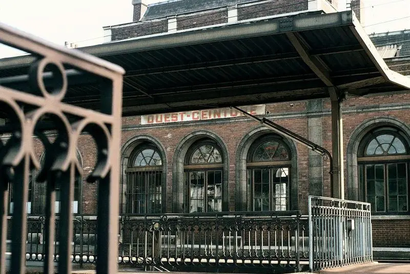 La gare d'Ouest-Ceinture vue des quais des voies de la gare Montparnasse 