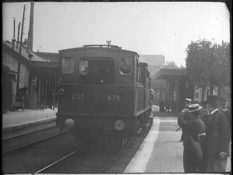 Arrivée d'un train en gare de Bel-Air - extrait