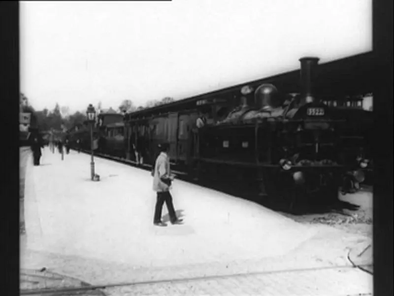 Arrivée d'un train en gare - extrait