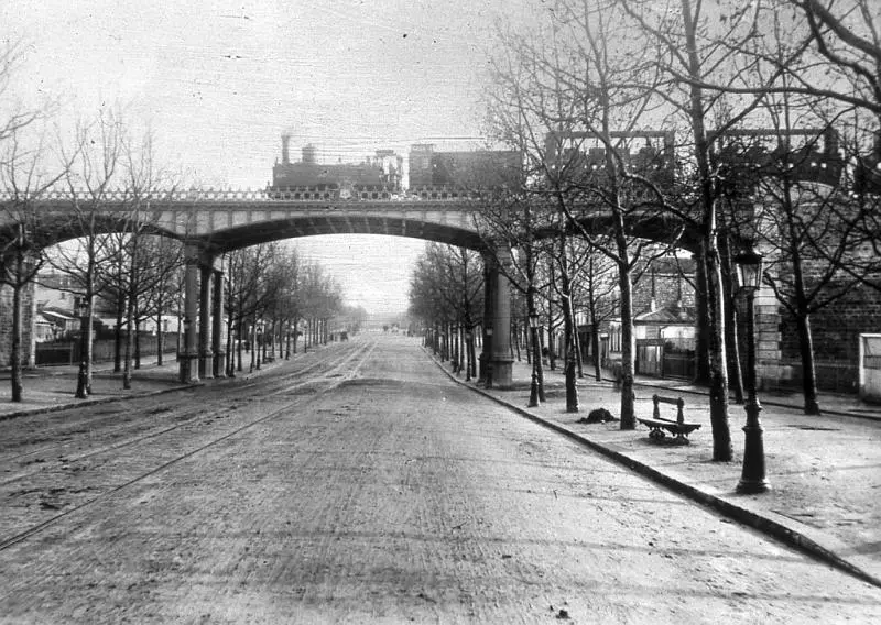 Train du service de voyageurs de la Petite Ceinture franchissant le pont de l'avenue de Saint-Mandé en 1889