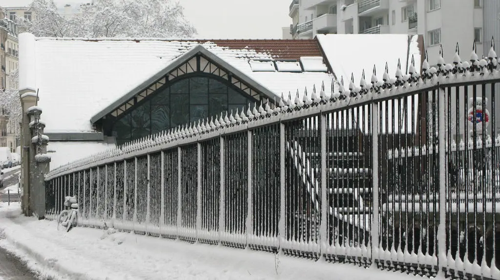 Grilles de la station de l'avenue de Saint-Ouen sous la neige 