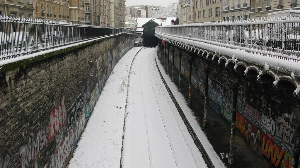 La gare de l'avenue de Saint-Ouen sous la neige 