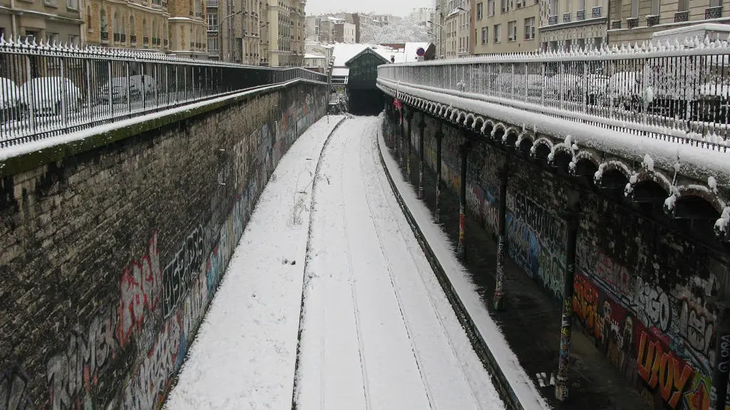 La gare de l'avenue de Saint-Ouen sous la neige